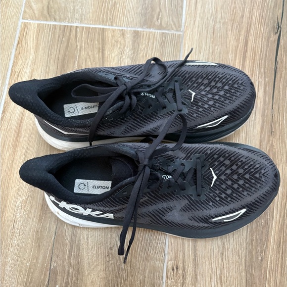 Woman’s hoka Clifton 9.  size 7 - Picture 2 of 5